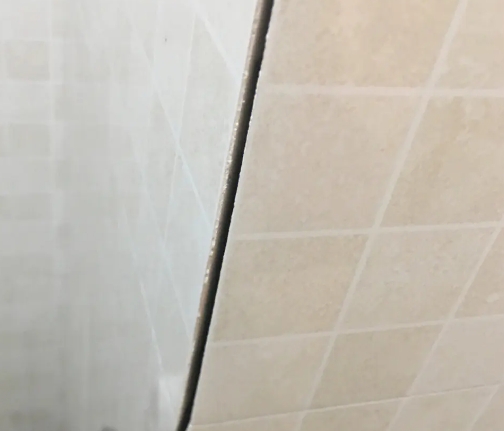 冠县瓷砖空鼓维修公司分享阳台瓷砖脱落的修复过程可以分为以下几个步骤