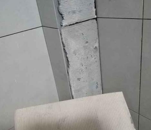 冠县瓷砖空鼓维修公司分享下厨房瓷砖脱落的补救措施。